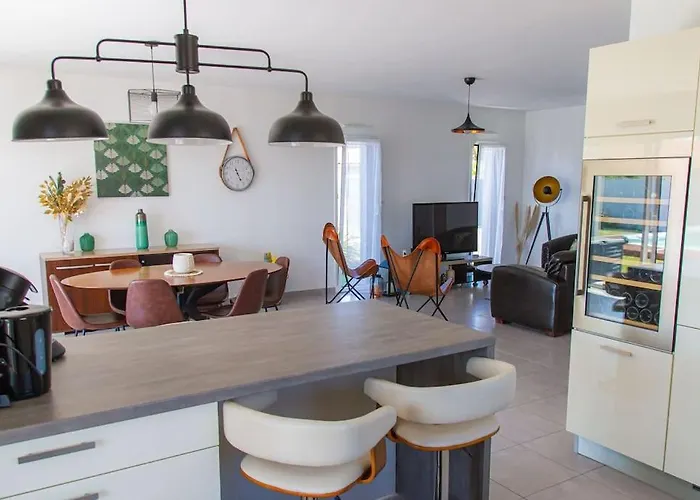 Avec Piscine Chauffée Trois *