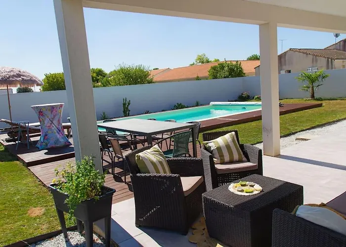 Avec Piscine Chauffée Trois *